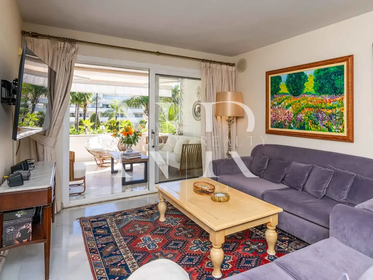 Frontline beach flat in Los Granados de Banús I for sale
