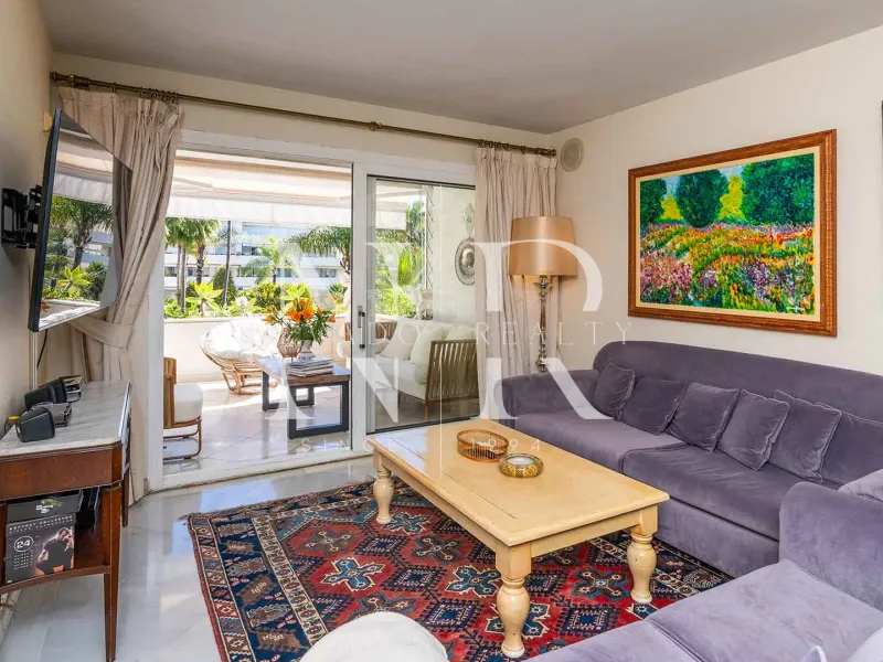 Frontline beach flat in Los Granados de Banús I for sale