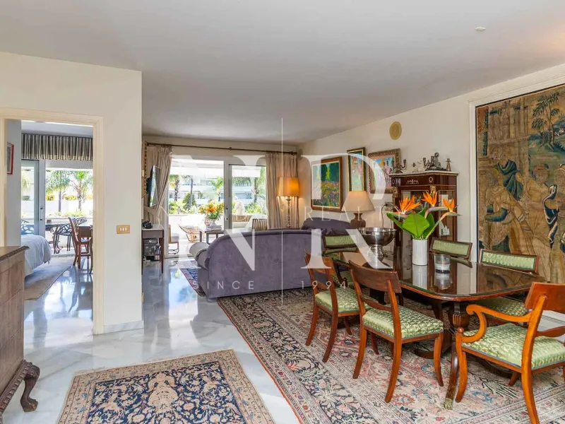 Frontline beach flat in Los Granados de Banús I for sale