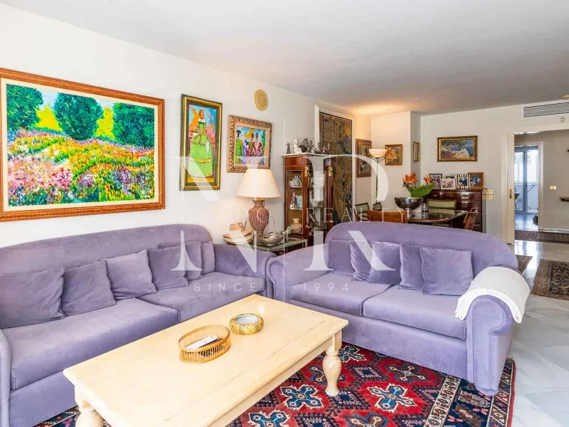 Frontline beach flat in Los Granados de Banús I for sale