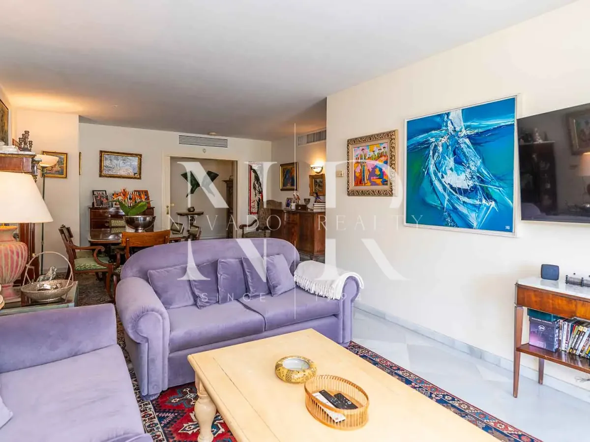 Frontline beach flat in Los Granados de Banús I for sale