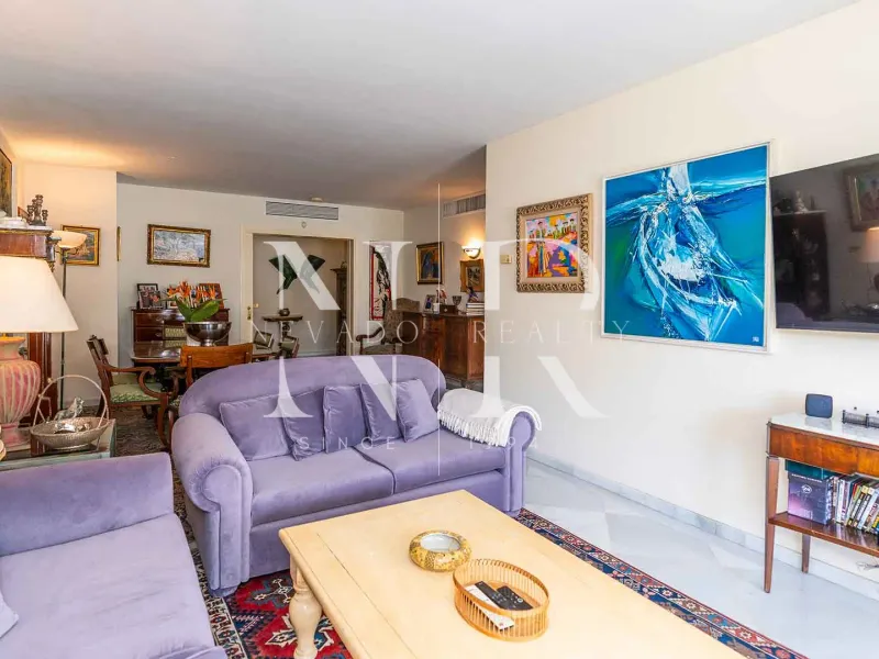 Frontline beach flat in Los Granados de Banús I for sale