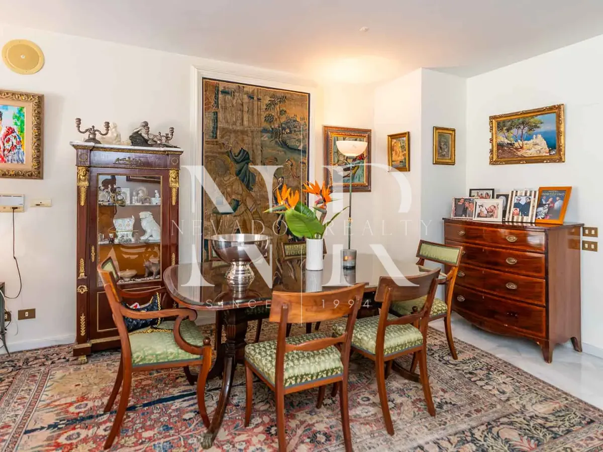 Frontline beach flat in Los Granados de Banús I for sale