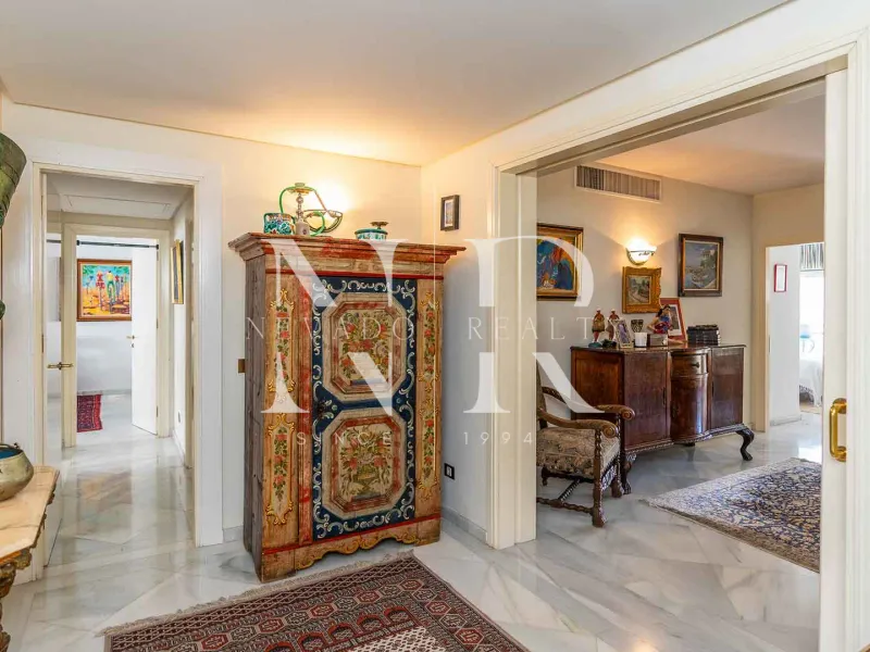 Frontline beach flat in Los Granados de Banús I for sale