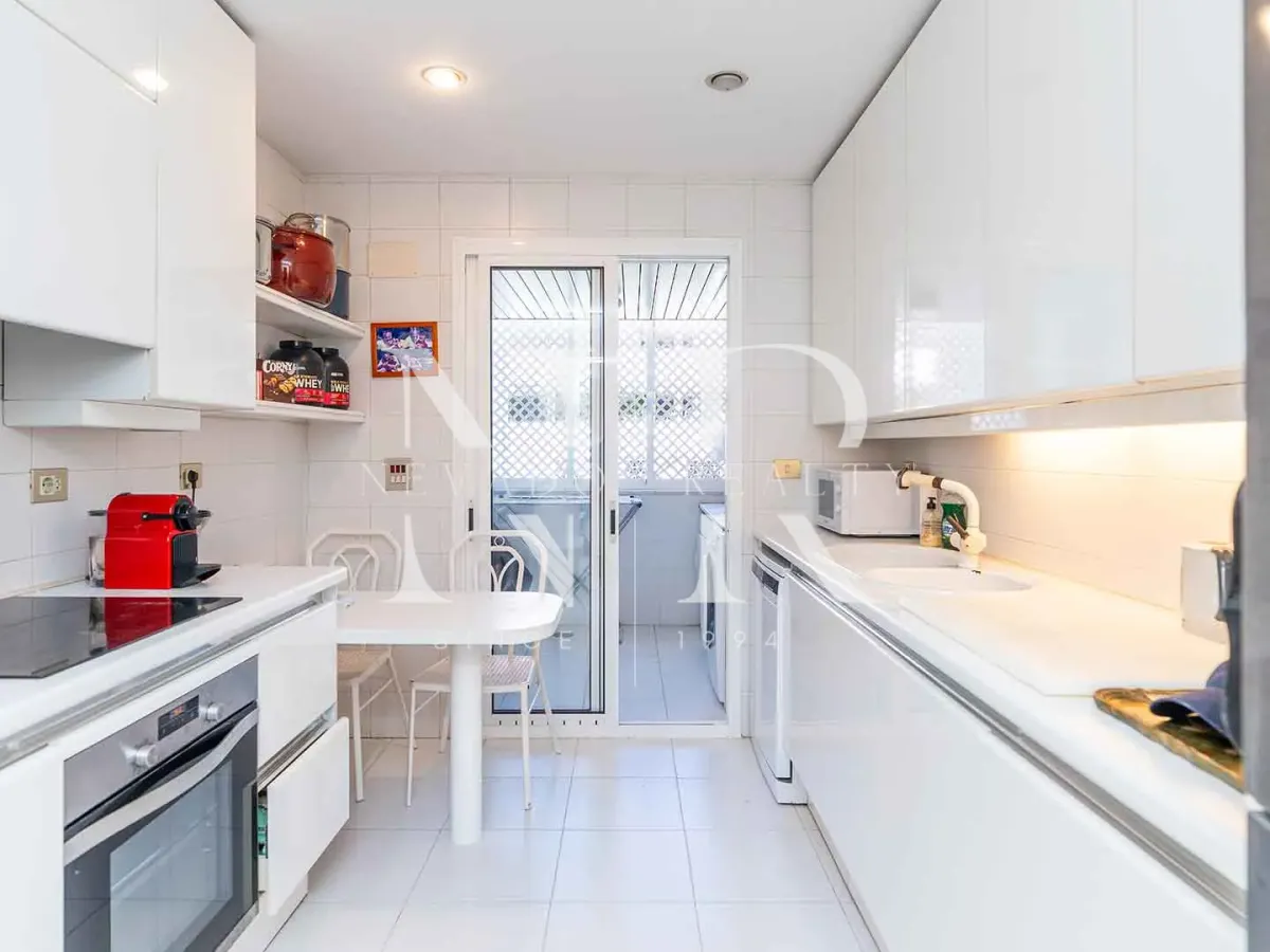 Frontline beach flat in Los Granados de Banús I for sale