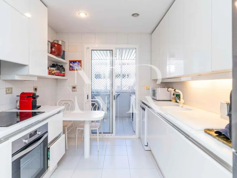 Frontline beach flat in Los Granados de Banús I for sale