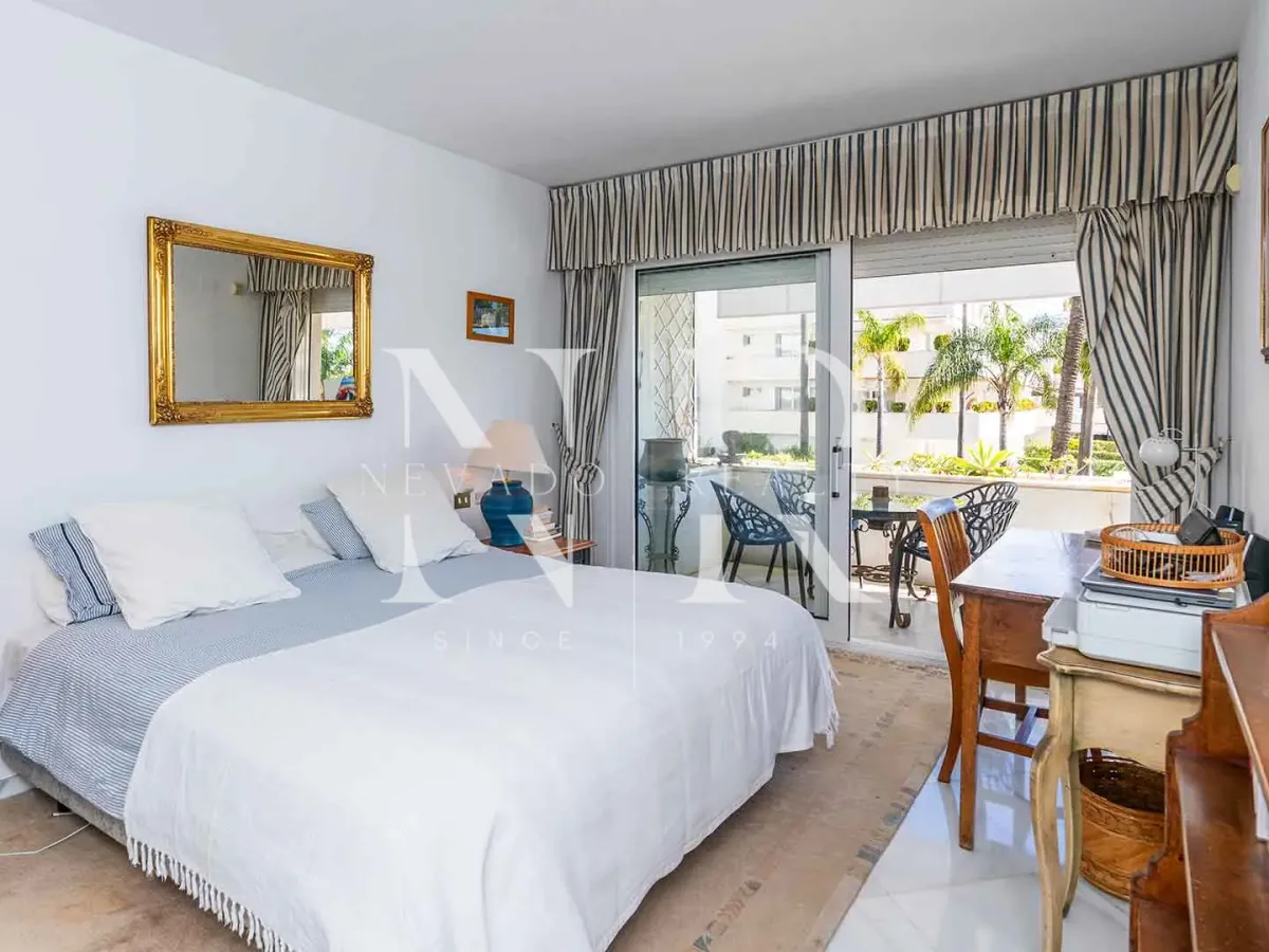 Frontline beach flat in Los Granados de Banús I for sale
