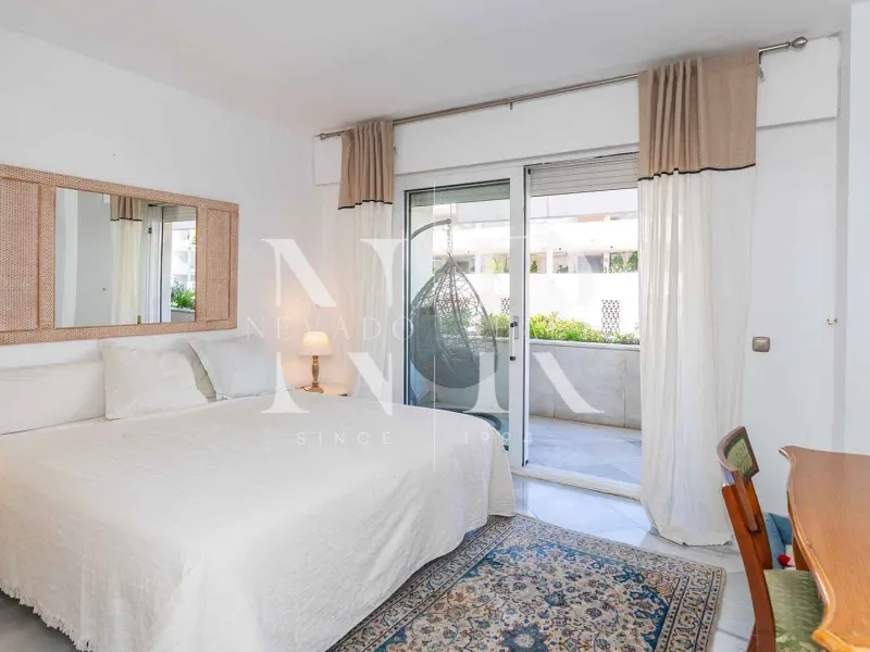 Frontline beach flat in Los Granados de Banús I for sale