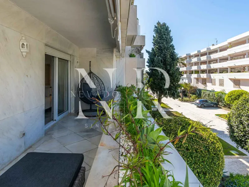 Frontline beach flat in Los Granados de Banús I for sale