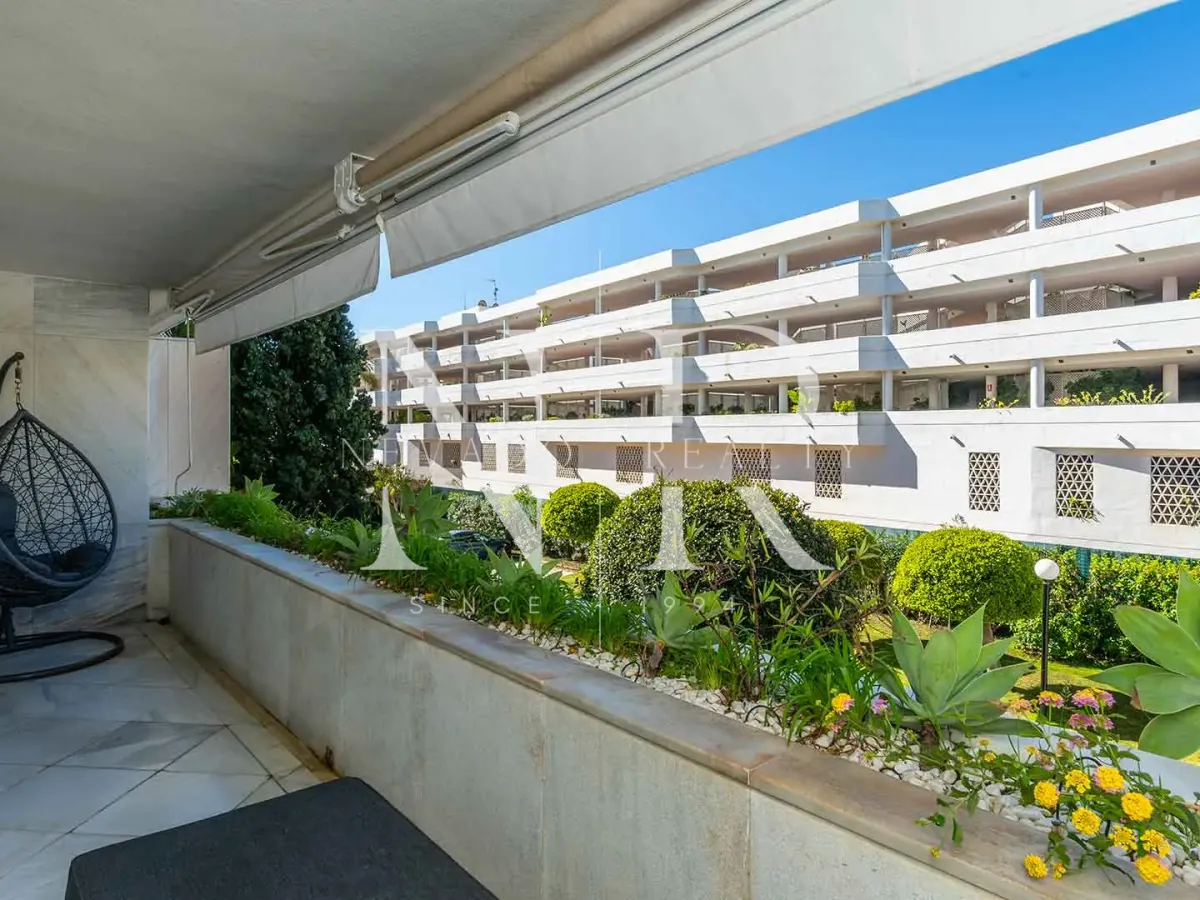 Frontline beach flat in Los Granados de Banús I for sale