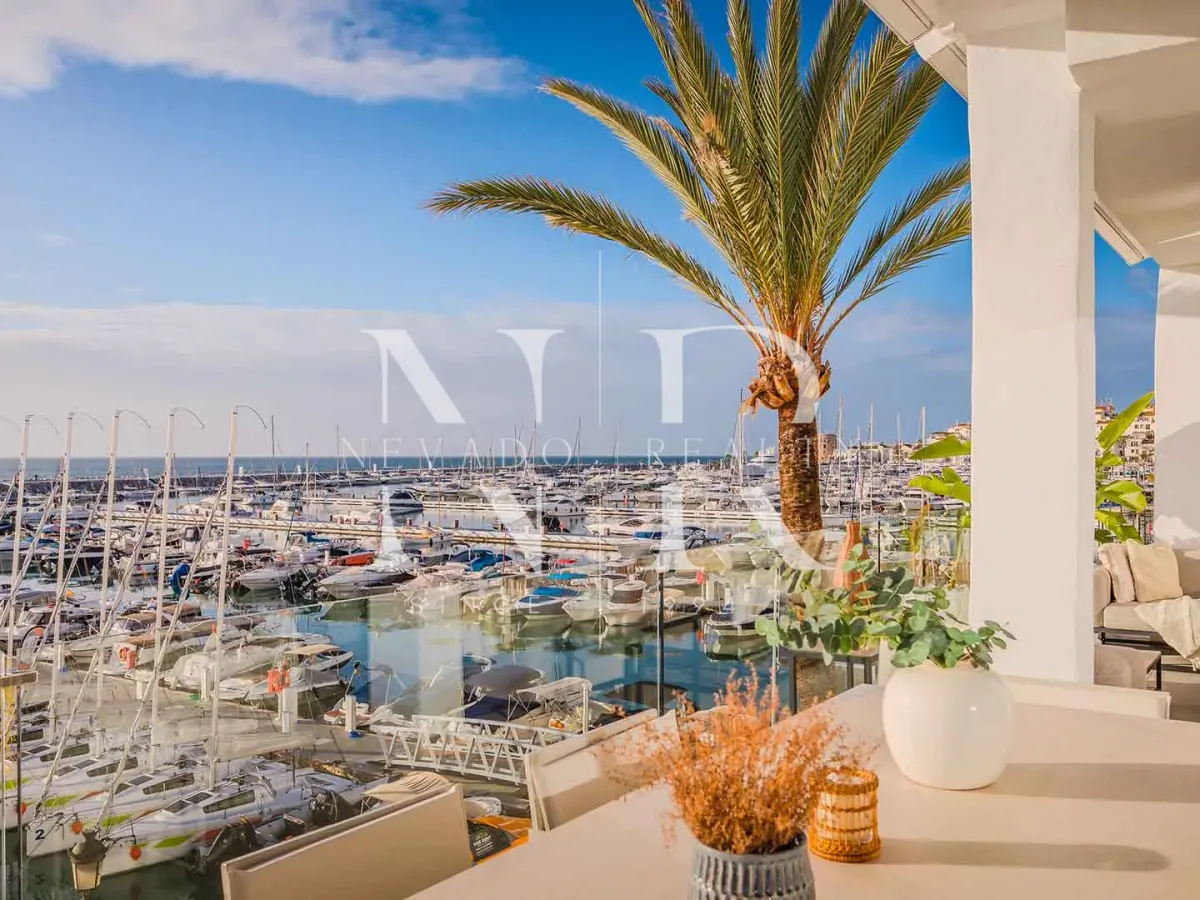 Frontline penthouse in Puerto Banús with panoramic views for sale