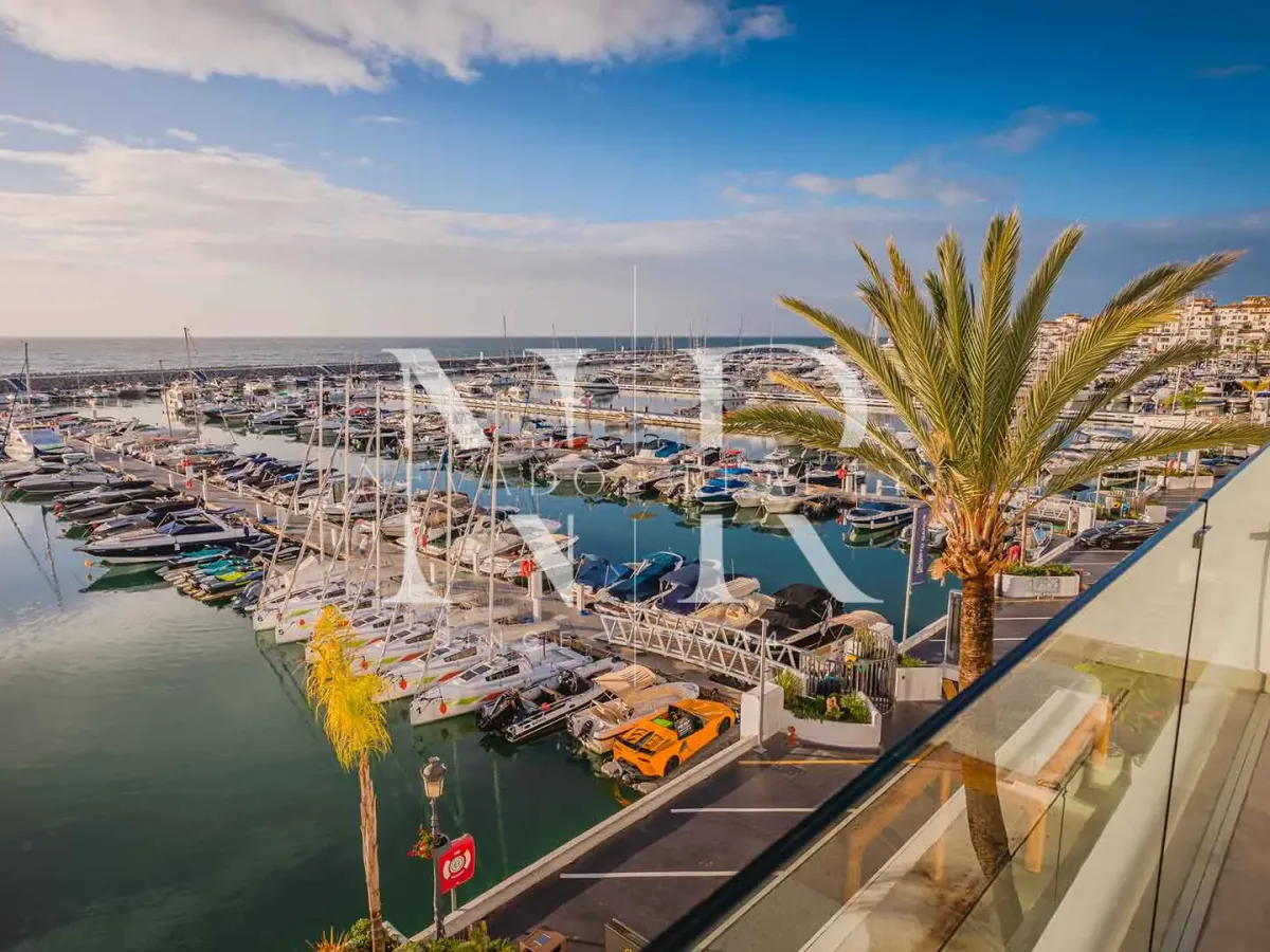 Frontline penthouse in Puerto Banús with panoramic views for sale