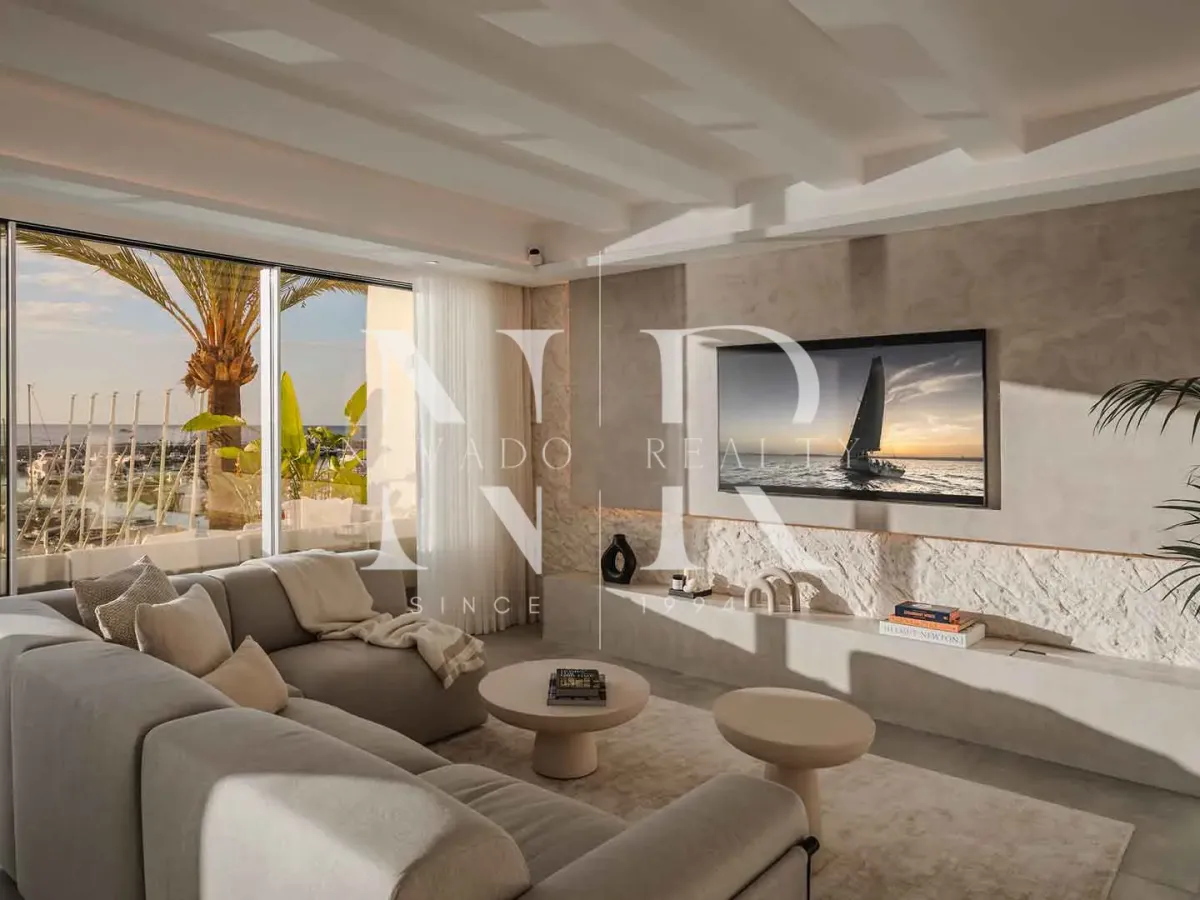 Frontline penthouse in Puerto Banús with panoramic views for sale