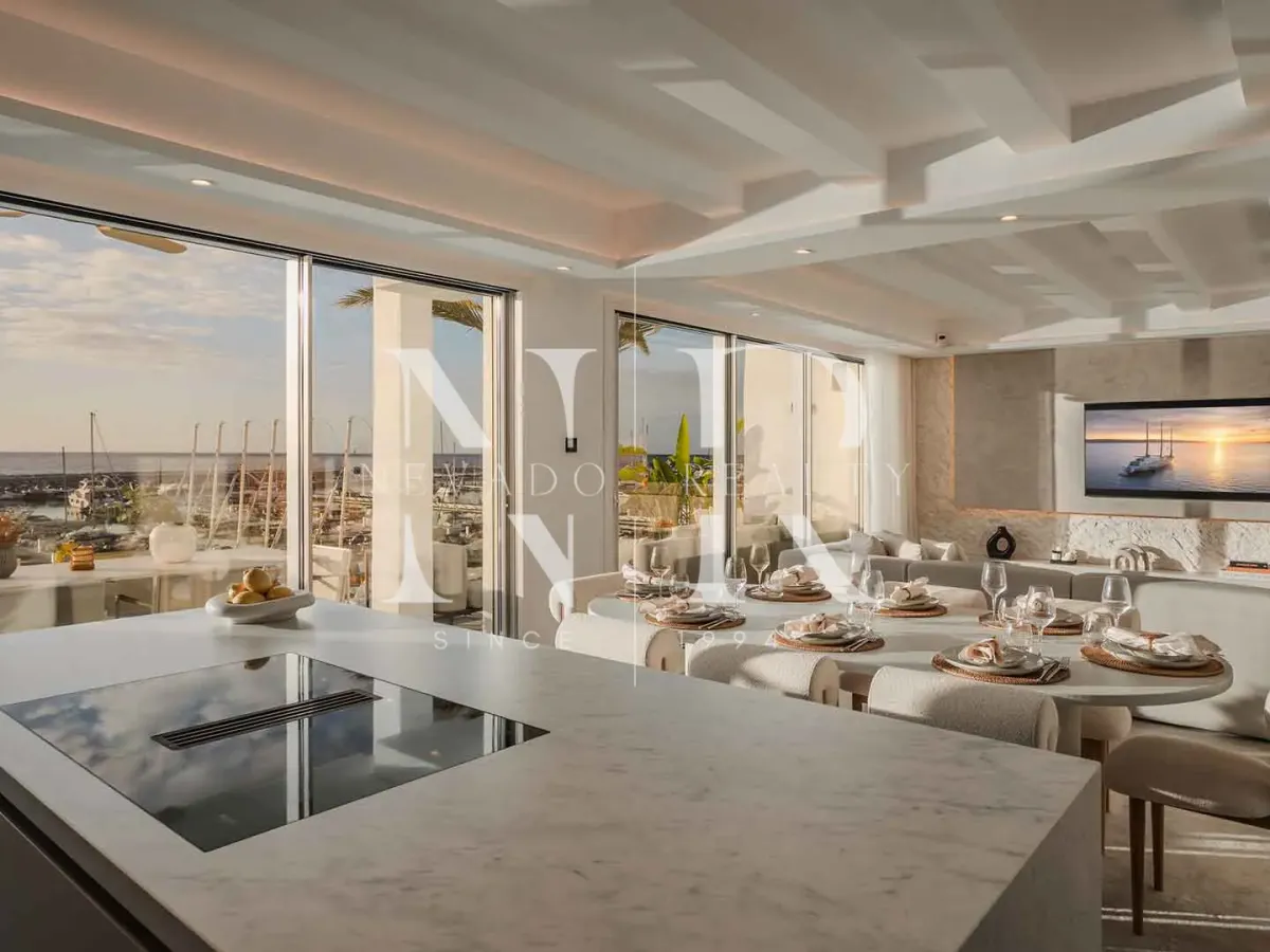 Frontline penthouse in Puerto Banús with panoramic views for sale
