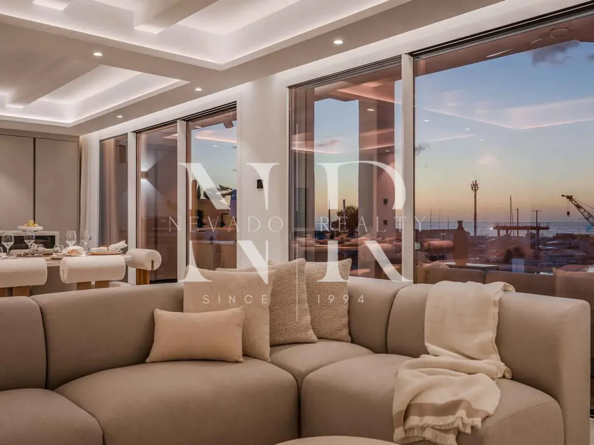 Frontline penthouse in Puerto Banús with panoramic views for sale