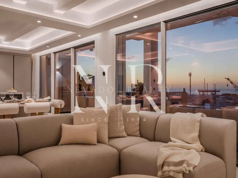 Frontline penthouse in Puerto Banús with panoramic views for sale