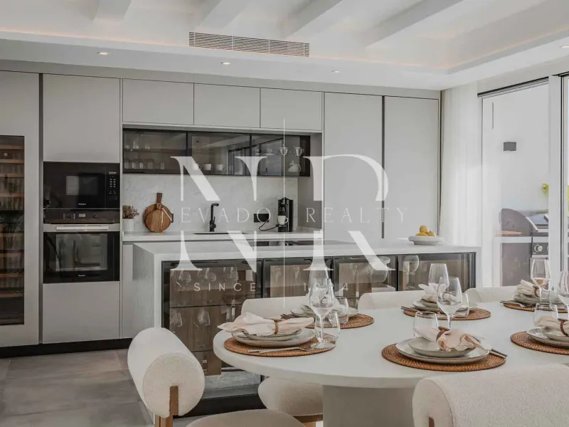 Frontline penthouse in Puerto Banús with panoramic views for sale