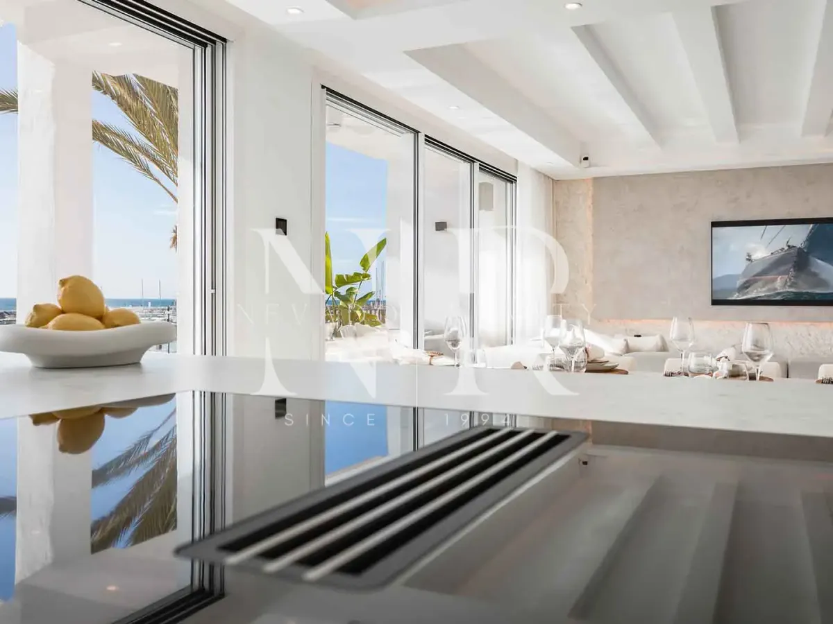 Frontline penthouse in Puerto Banús with panoramic views for sale
