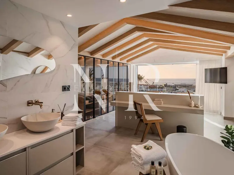 Frontline penthouse in Puerto Banús with panoramic views for sale