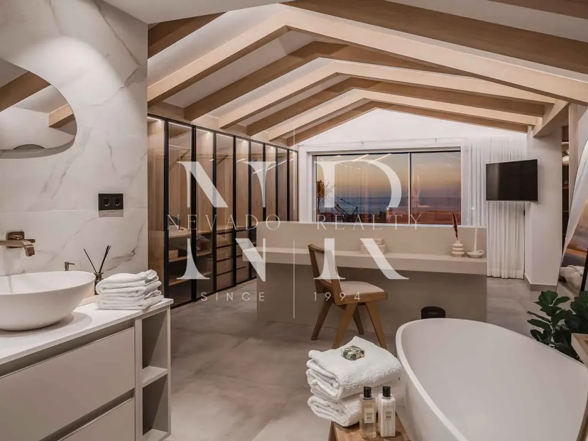 Frontline penthouse in Puerto Banús with panoramic views for sale