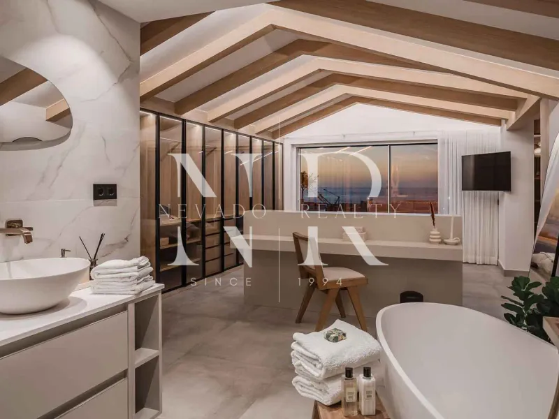 Frontline penthouse in Puerto Banús with panoramic views for sale