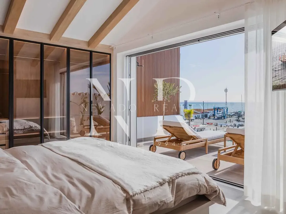 Frontline penthouse in Puerto Banús with panoramic views for sale