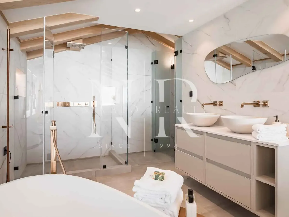 Frontline penthouse in Puerto Banús with panoramic views for sale