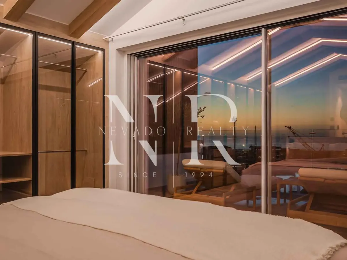 Frontline penthouse in Puerto Banús with panoramic views for sale