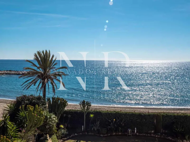 Frontline beach flat in La Herradura for sale