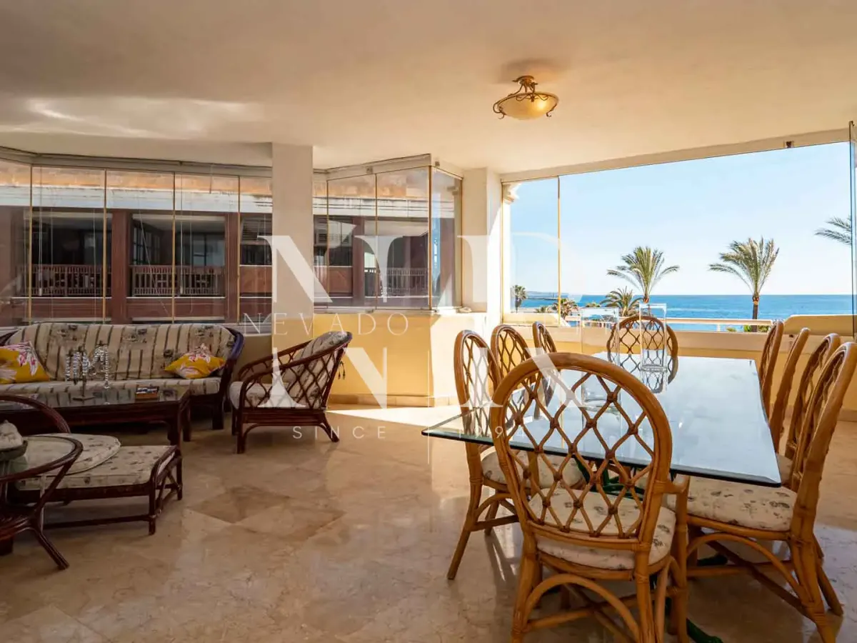 Frontline beach flat in La Herradura for sale