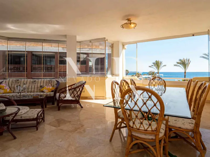 Frontline beach flat in La Herradura for sale