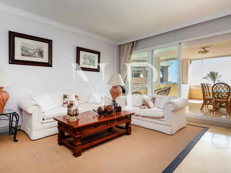 Frontline beach flat in La Herradura for sale