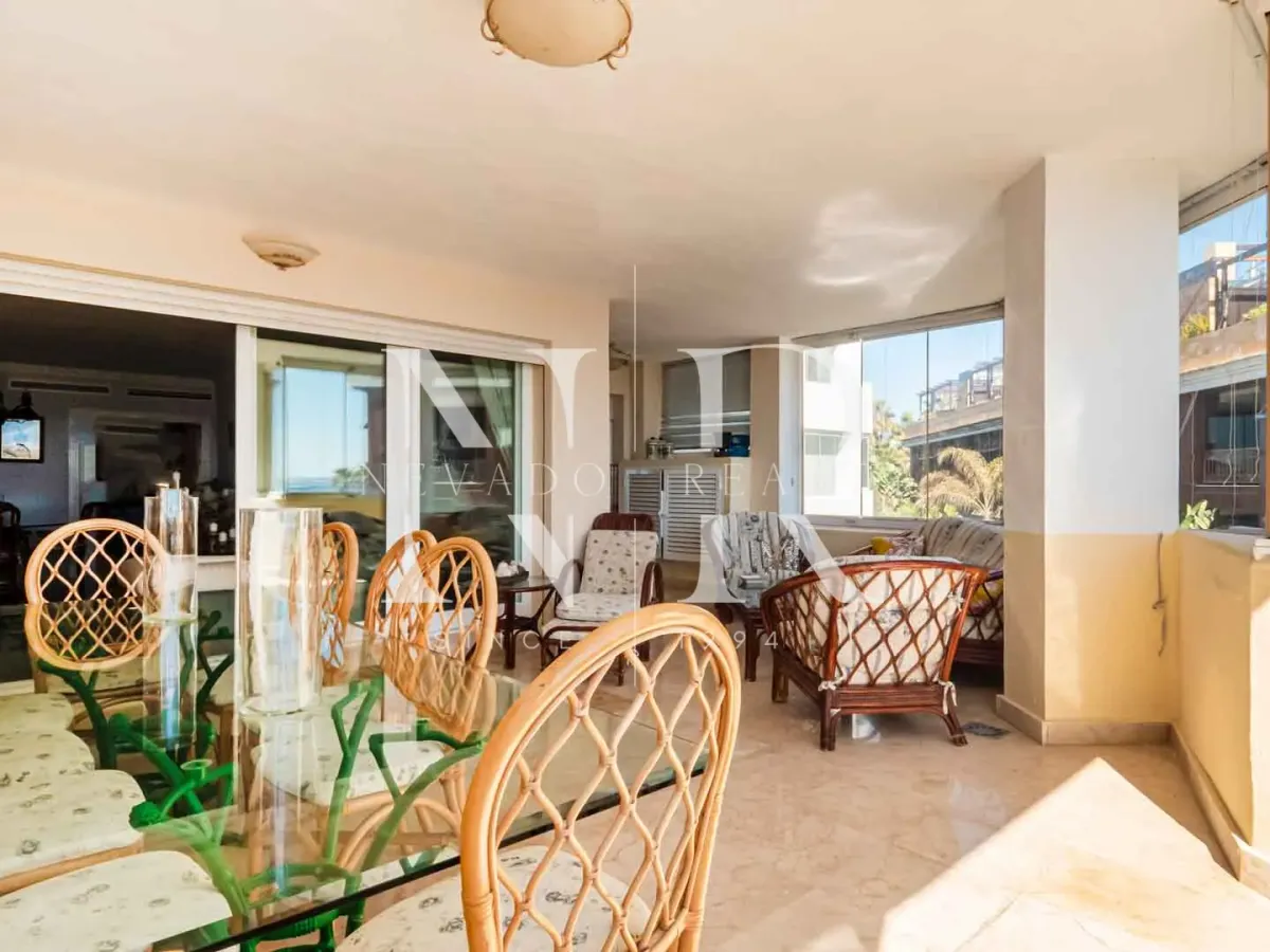 Frontline beach flat in La Herradura for sale