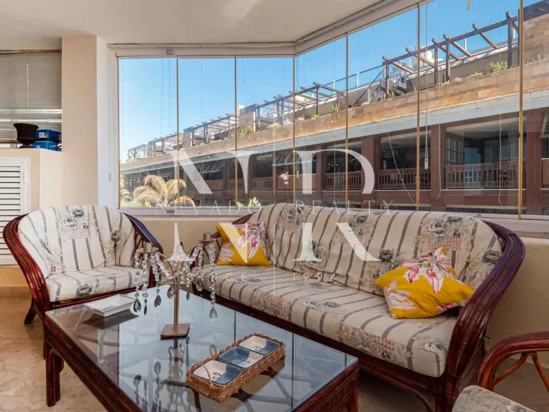 Frontline beach flat in La Herradura for sale