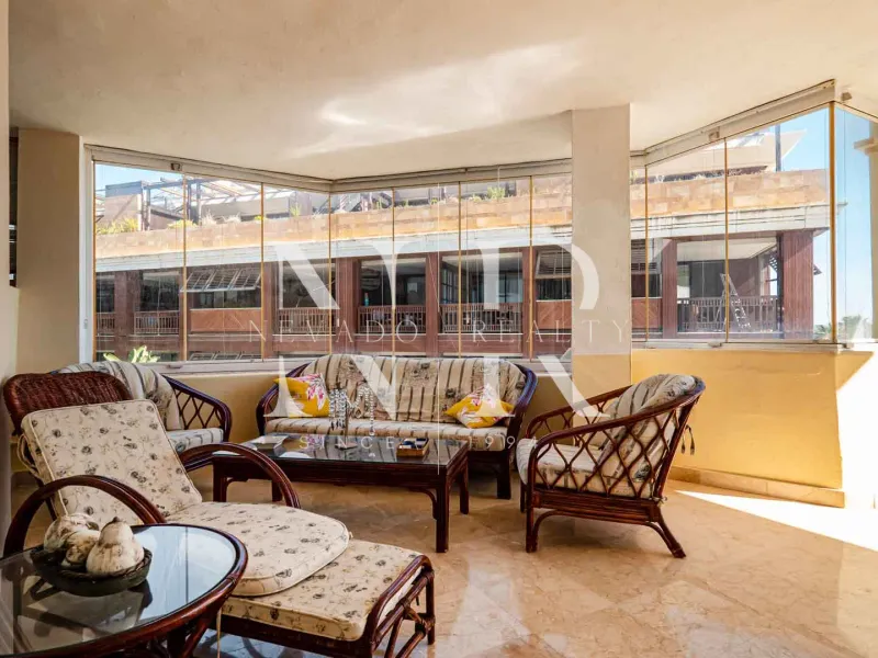 Frontline beach flat in La Herradura for sale