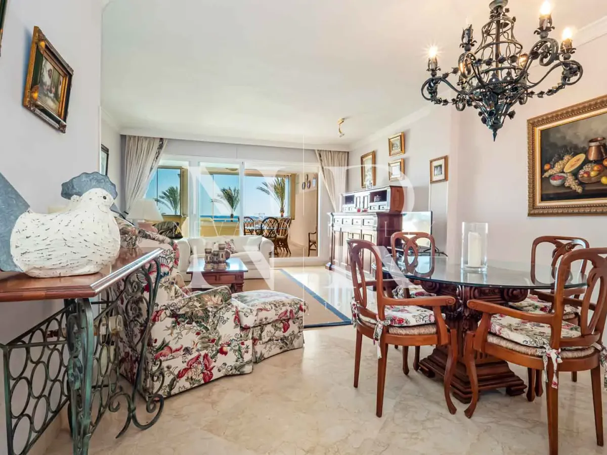 Frontline beach flat in La Herradura for sale