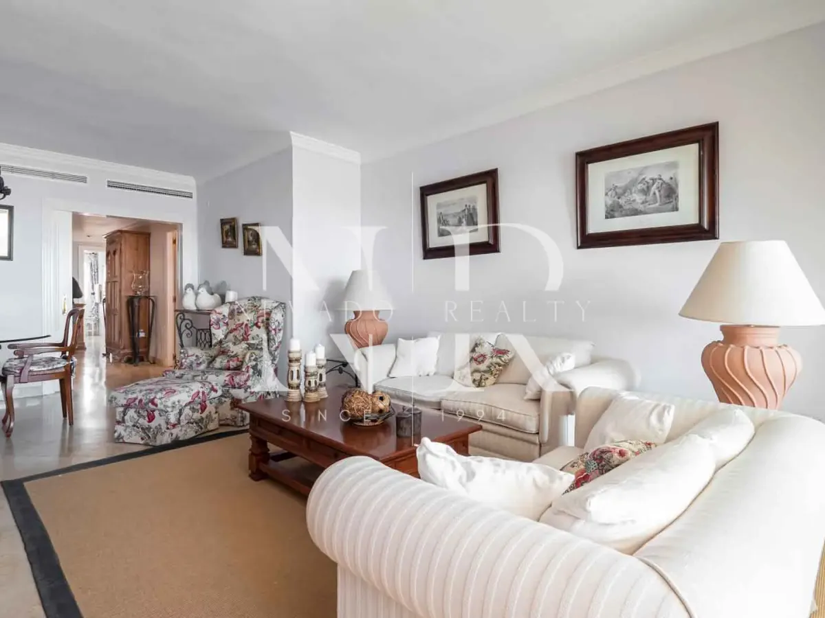 Frontline beach flat in La Herradura for sale