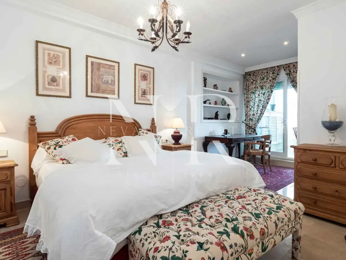 Frontline beach flat in La Herradura for sale