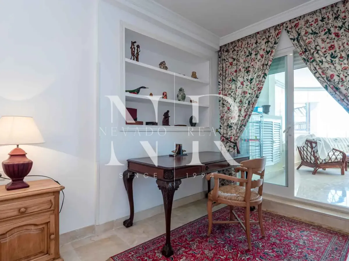 Frontline beach flat in La Herradura for sale