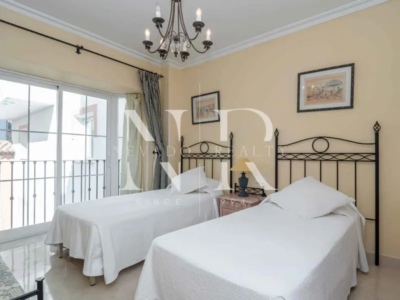 Frontline beach flat in La Herradura for sale