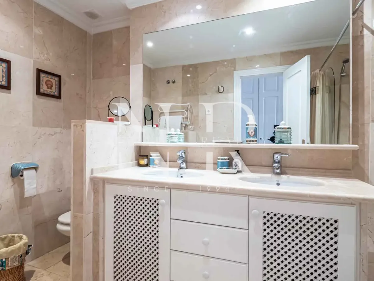 Frontline beach flat in La Herradura for sale