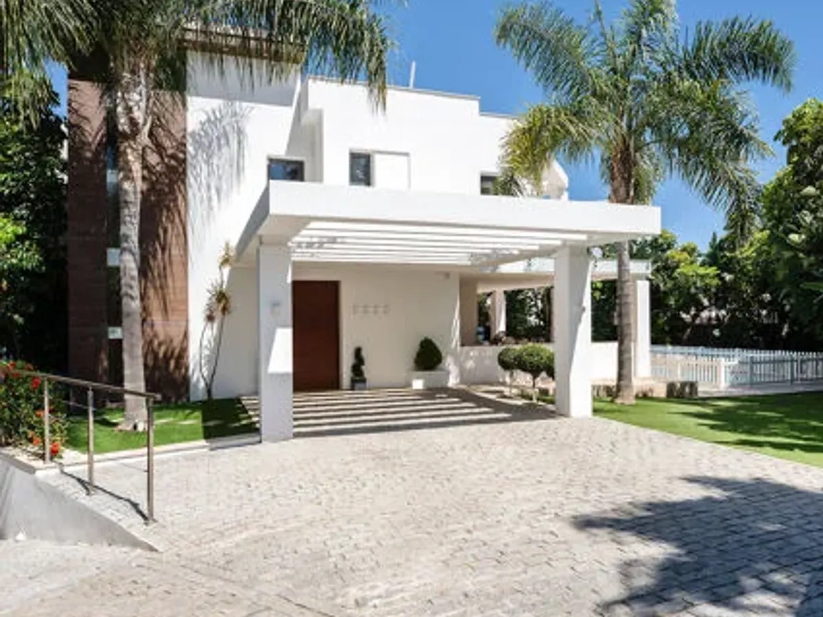 Villa Mira - Luxury Andalusian-Style Villa in El Herrojo, La Quinta