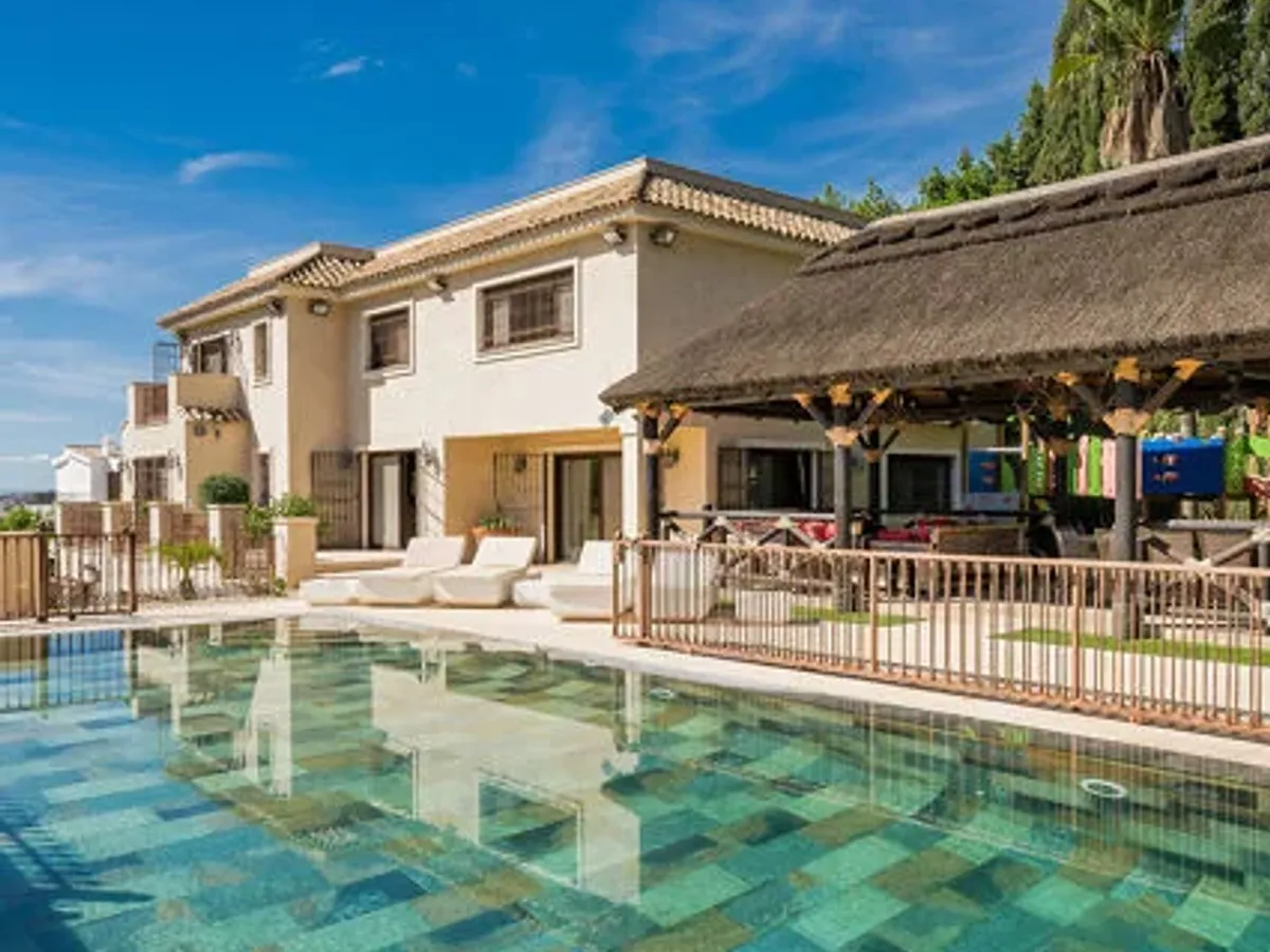 Villa Mira - Luxury Andalusian-Style Villa in El Herrojo, La Quinta