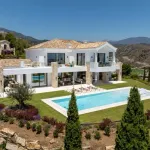 Villa Mira - Luxury Andalusian-Style Villa in El Herrojo, La Quinta 7