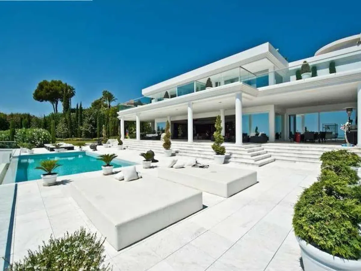 Luxury Marbella villa available for weekly rent with stunning views to the sea.