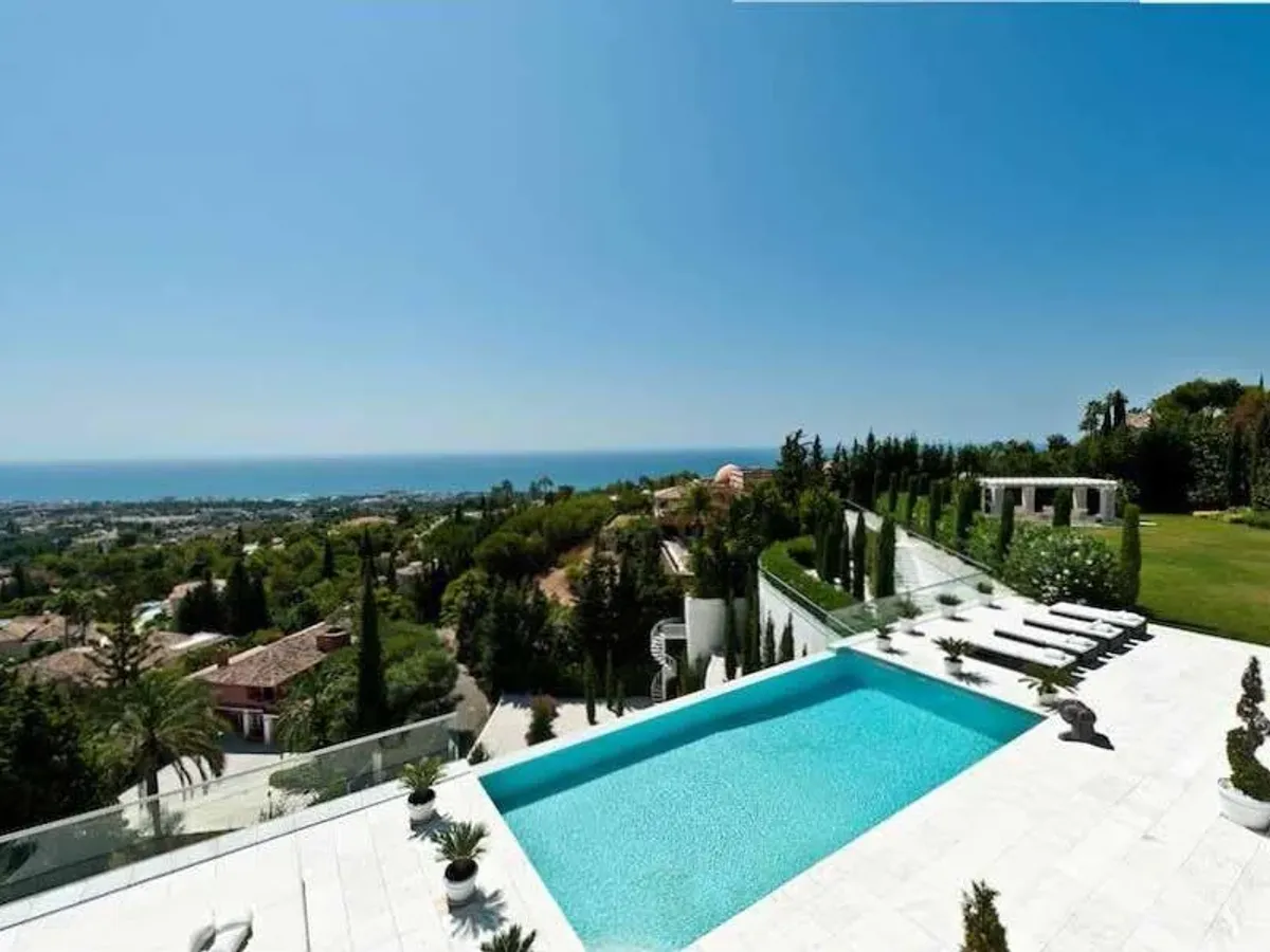 Luxury Marbella villa available for weekly rent with stunning views to the sea.