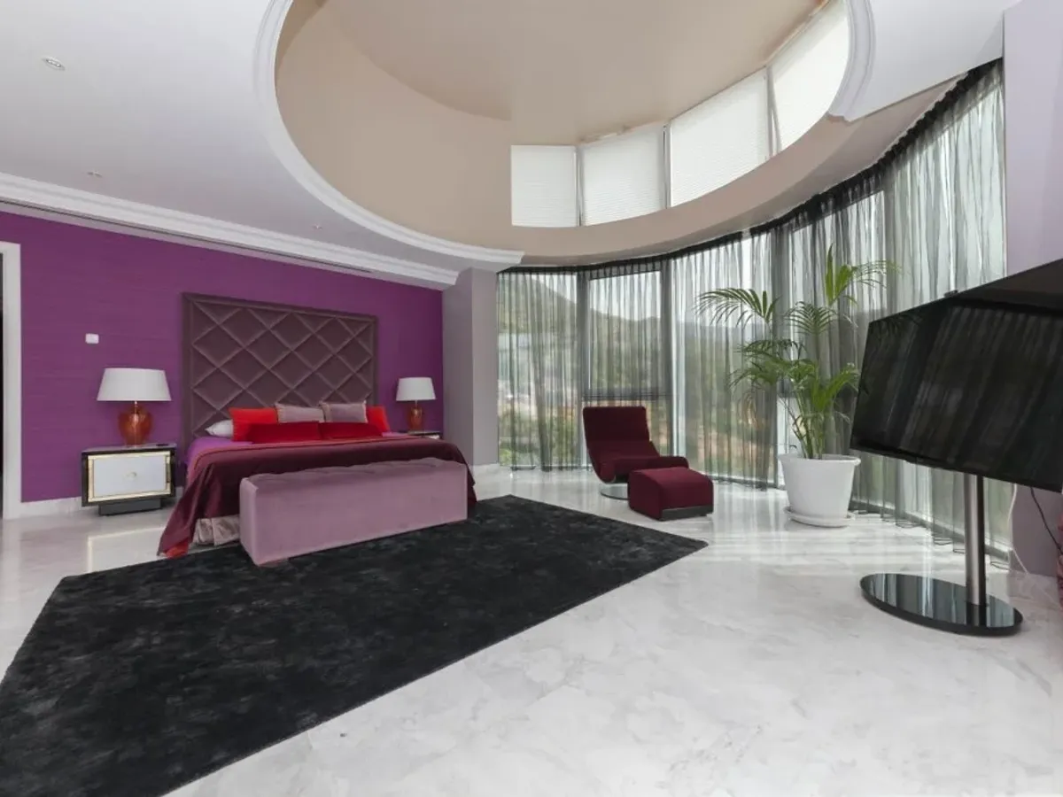 Luxury Marbella villa available for weekly rent with stunning views to the sea.