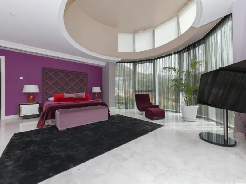 Luxury Marbella villa available for weekly rent with stunning views to the sea.