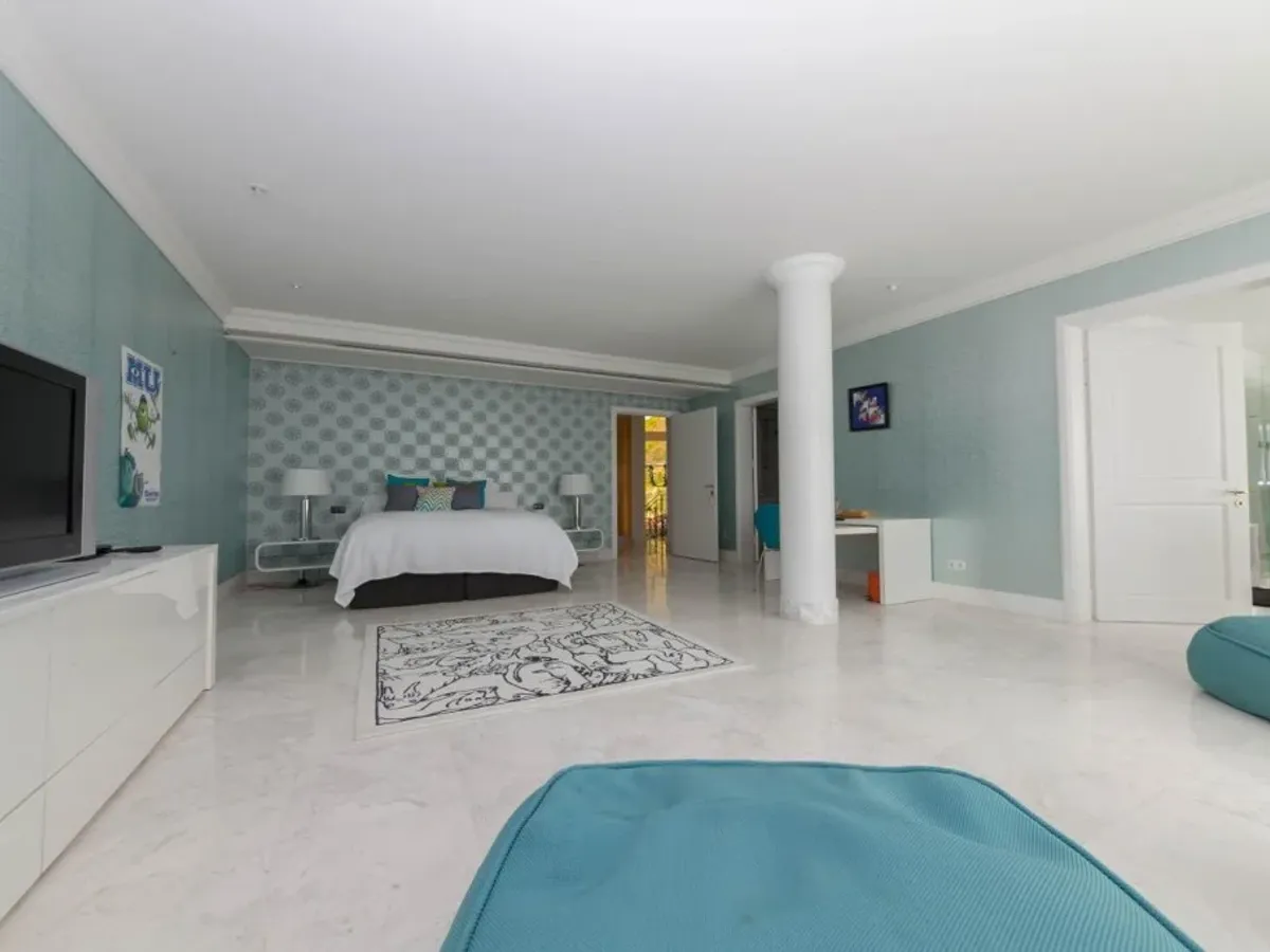 Luxury Marbella villa available for weekly rent with stunning views to the sea.