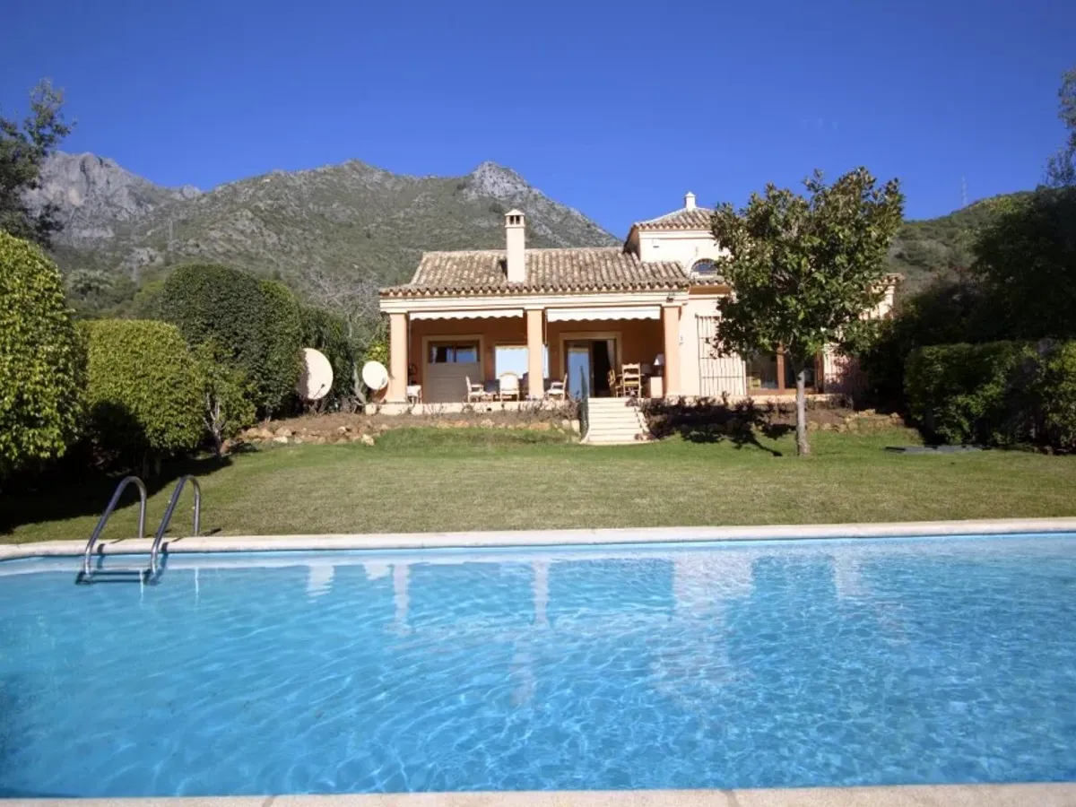 Cascadas de Camojan - Discreet Cortijo style home in one of Marbella's most prestigious locations.